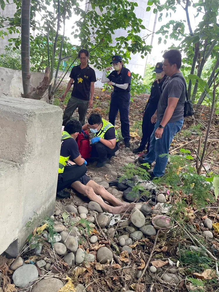 警方在筏子溪旁找到疑似受困5天的劉姓老翁。民眾提供