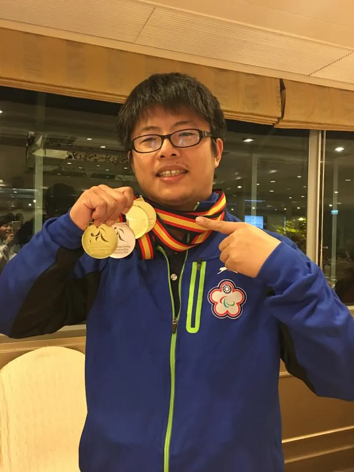 黃郁曉奪下許多保齡球比賽獎牌。翻攝自黃郁曉臉書