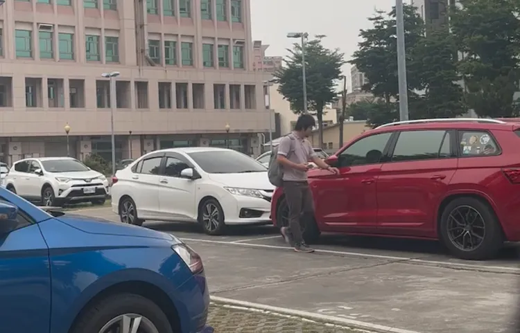 黃郁曉打開車門將車開走。投訴人提供