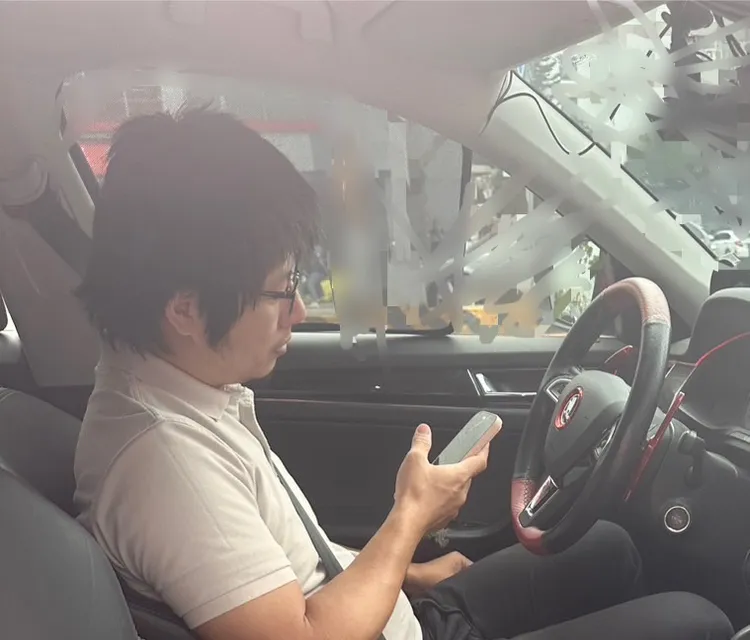 黃郁曉遭控能開車還一邊低頭滑手機。投訴人提供