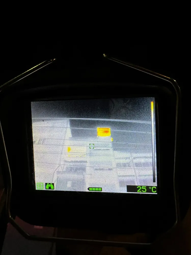 紅外線熱顯像儀掃描到異常高溫，順利找到起火工廠。翻攝畫面