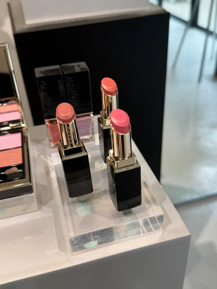 SUQQU晶采潤艷唇膏，各2050元、蕊1700元、專用殼350元。品牌提供