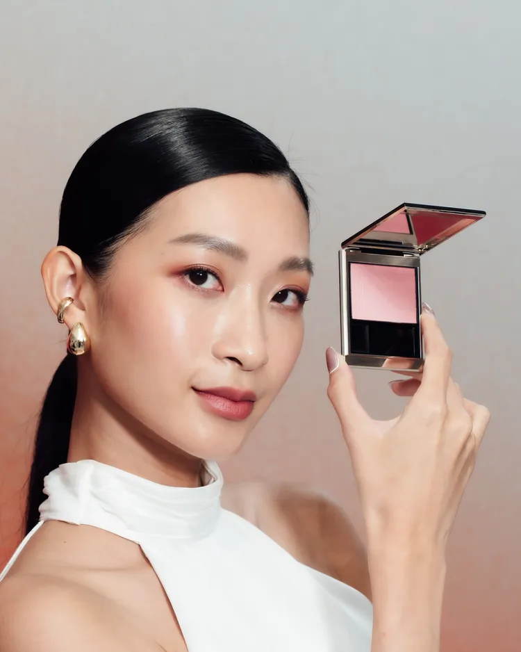 Model示範SUQQU晶采柔艷頰彩#4。品牌提供