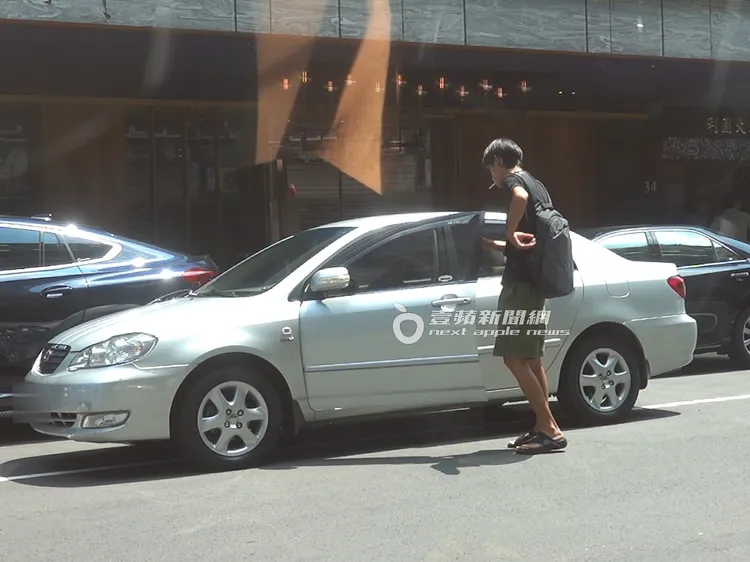 約莫10分鐘後，唐治平步出旅館身上多了一個背包。特勤中心攝