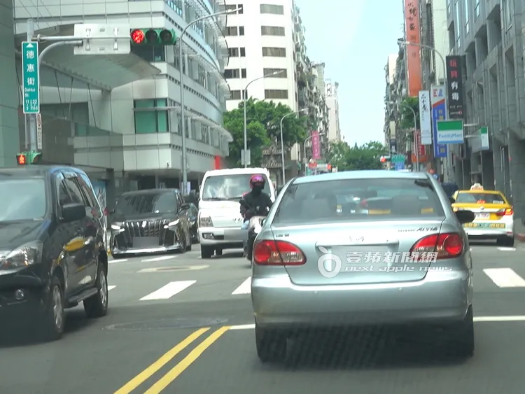 唐治平開著舊款Altis上路，違規闖紅燈。特勤中心攝