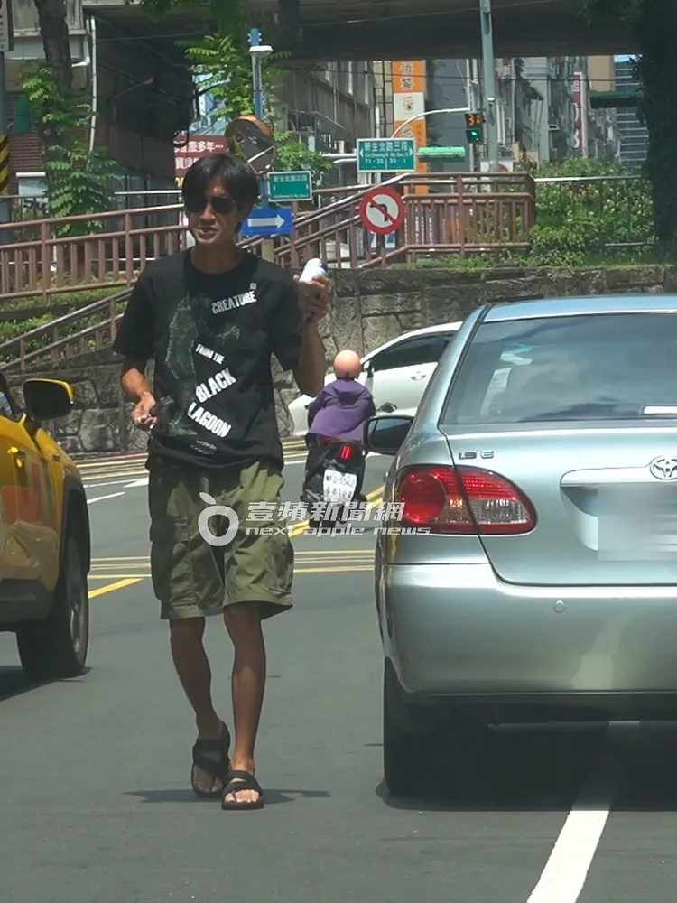 唐治平將車違停路邊，走進一旁旅館。特勤中心攝