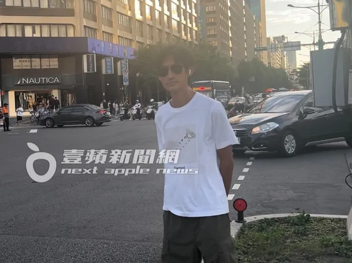 唐治平不顧自身安危走到車道上。特勤中心攝