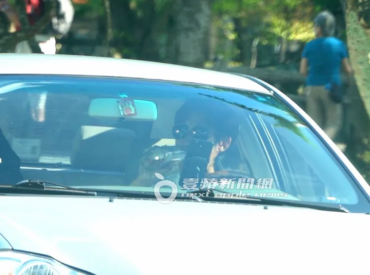 唐治平從包包內拿出一個玻璃瓶喝了幾口。特勤中心攝