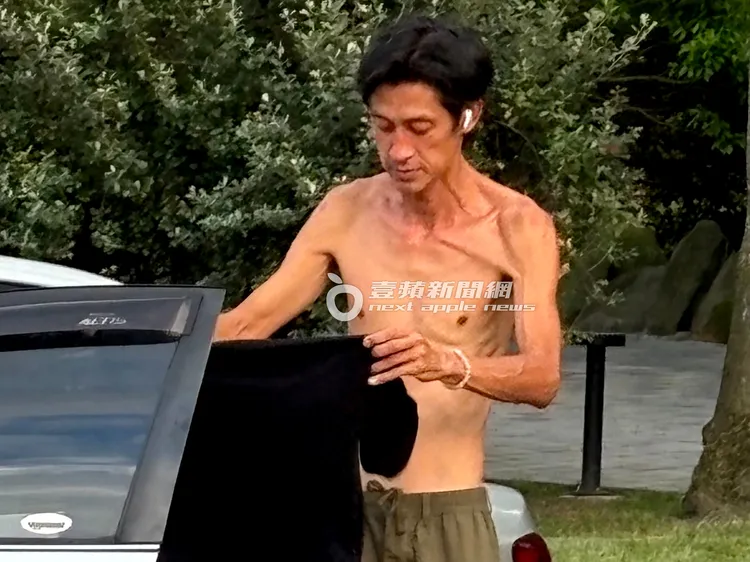 唐治平換衣服，身材仍偏瘦。特勤中心攝