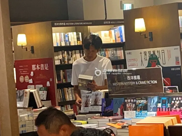 唐治平到松菸文創園區3樓誠品書局看書。特勤中心攝