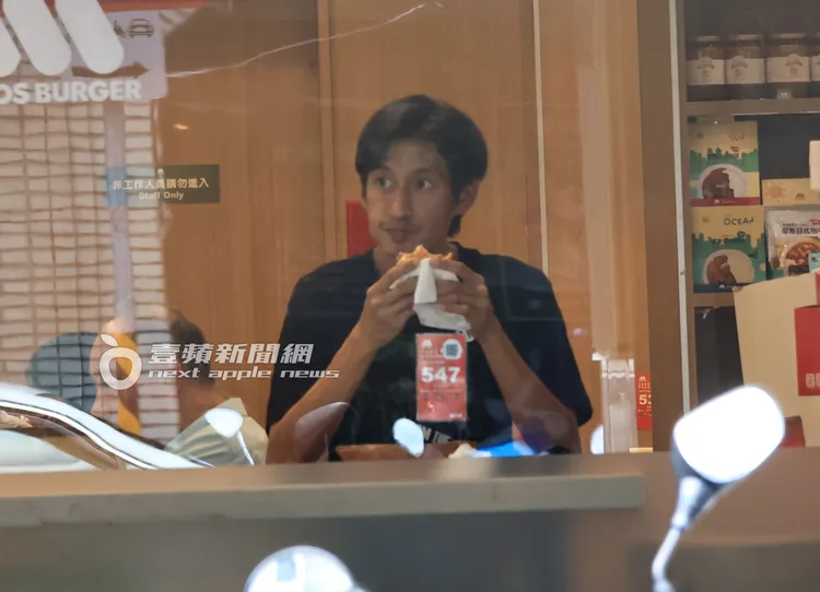 唐治平走進摩斯漢堡，坐在靠窗座位享用餐點。特勤中心攝