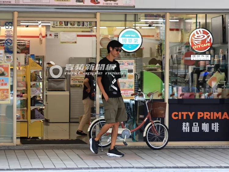 唐治平步出超商，沒有購買任何東西。特勤中心攝