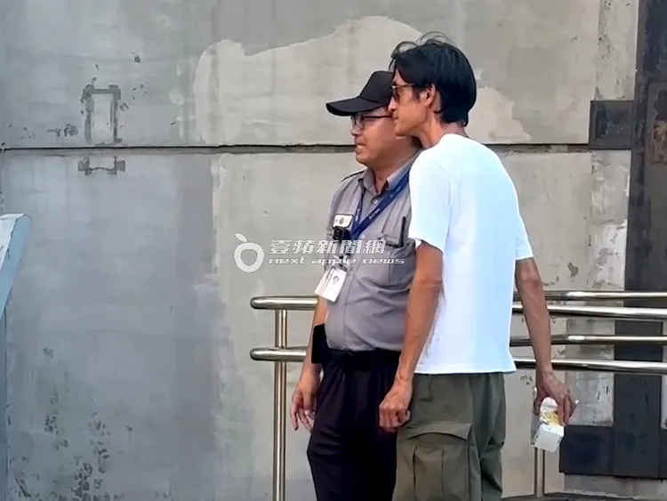 唐治平被松菸警衛認出，2人開心合影。特勤中心攝
