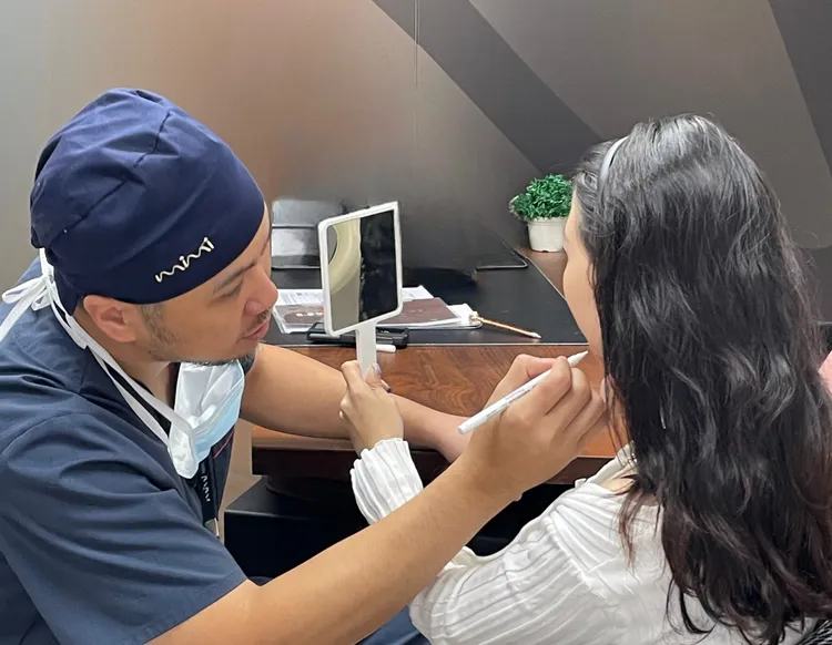 秘境美學診所－陳威宇醫師向客人解說臉部結構問題