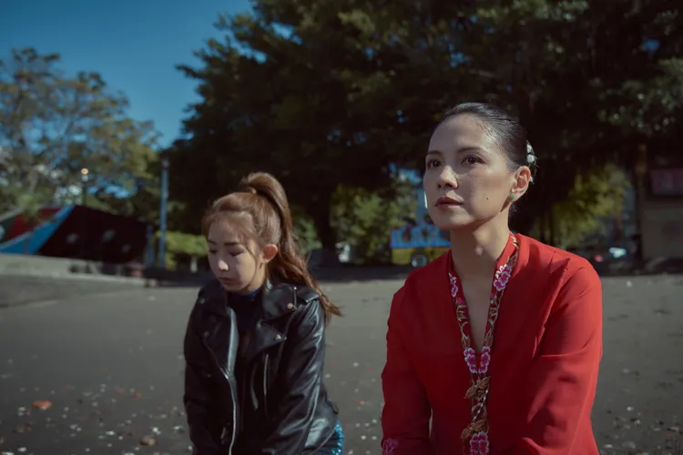 《愛情城事》邀請到李心潔首度執導劇情片，她也參與演出導演張吉安的故事，和郭書瑤(左)有精彩對手戲。華映娛樂提供