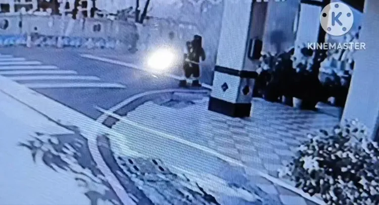 白色保時捷停靠路邊沒多久就冒煙起火。翻攝照片