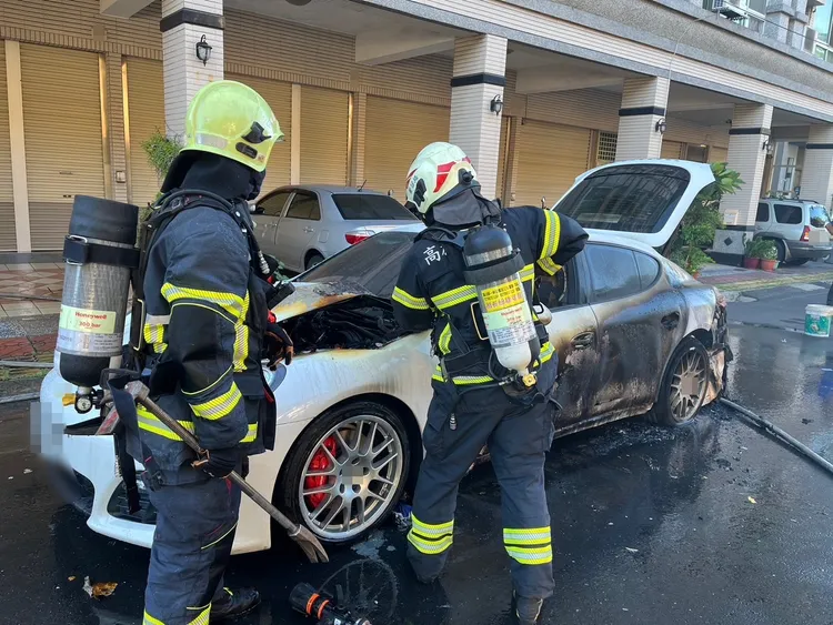 警消出動2車5人馳援，11分鐘內撲滅火勢，但白色保時捷已經燒得半邊焦黑。翻攝照片