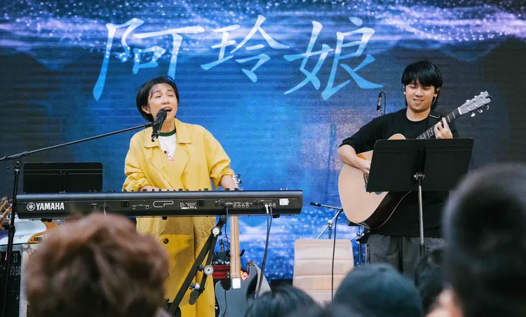 黃韻玲與愛子沈裕紘（Arthur）組成的「阿玲娘」。愛之日常音樂節提供