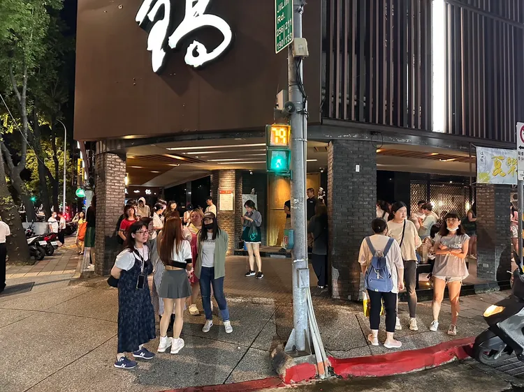 金秀賢結束粉絲見面會直奔吉林路嗑鍋，現場近50名鐵粉愛相隨。特勤中心攝