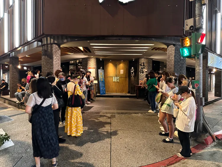 粉絲們守秩序的排成兩排等候金秀賢用餐。特勤中心攝