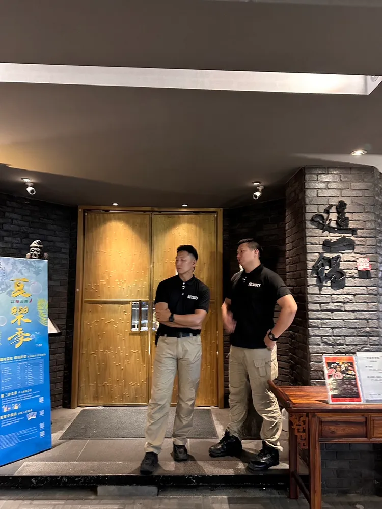 現場有2名隨行保鑣在門口守候。特勤中心攝