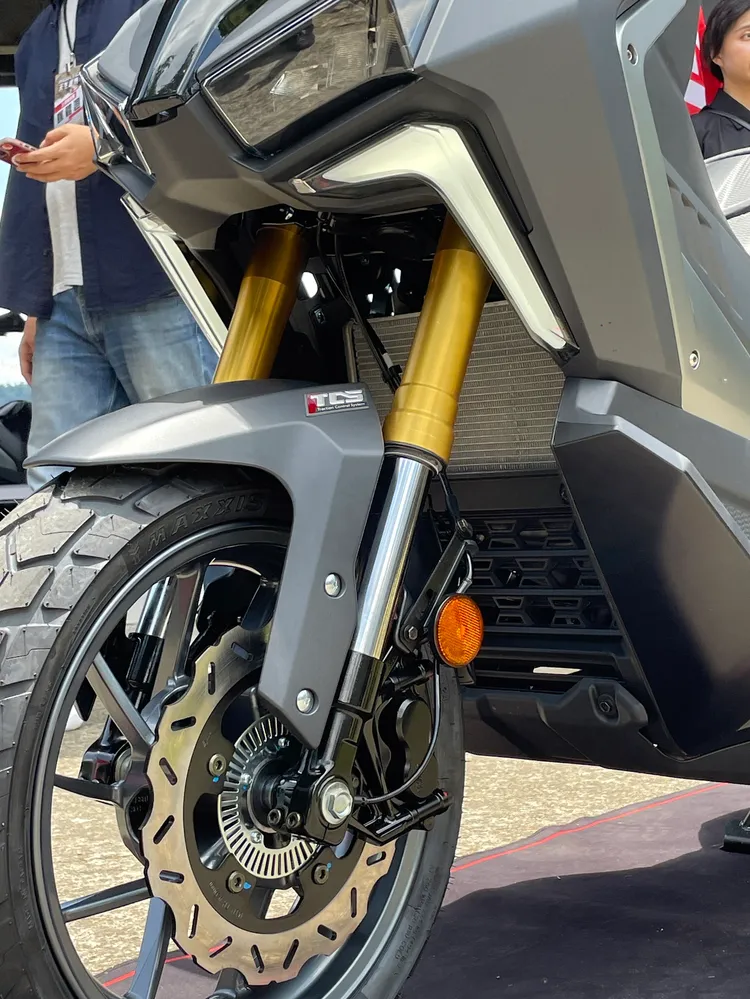 41mm倒立式前叉及鋁合金雙三角台設計，保證操駕穩定性的同時，大幅減輕簧下重量，輕量化達45%。林浩昇攝