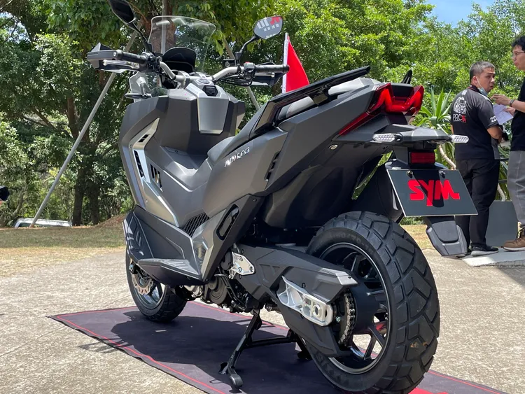 俐落收束的車尾造型，及肌肉線條明顯的武裝風格，宛如劍齒虎力量充沛的體格，展現出隨時出擊攻克目標的侵略衝勁。林浩昇攝