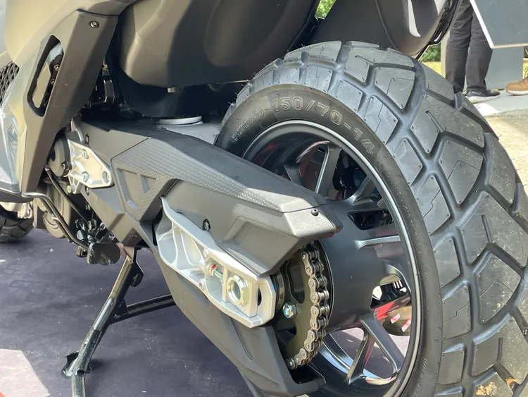 ADXTG配備同級唯一配置固鎖式引擎車架與中置六連桿避震。林浩昇攝