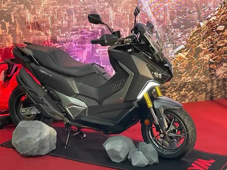 ADXTG搭載的「AAE自適應引擎」，以雙平衡軸結構設計，有效抑制引擎震動提升舒適性，首次導入雙閥式節溫器達成引擎在冷熱車不同狀態下，啟動不同的冷卻循環方式，大幅提升引擎溫度控制效率。林浩昇攝