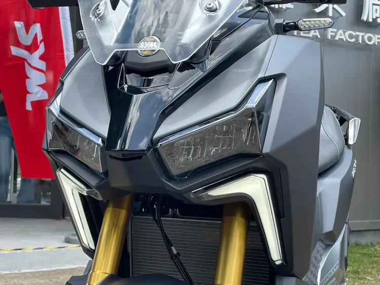 ADXTG打造出極具辨識度的銳牙定位燈，並以陣列三睛的LED頭燈設計，投射出等同汽車級CLASS D等級的亮度。林浩昇攝