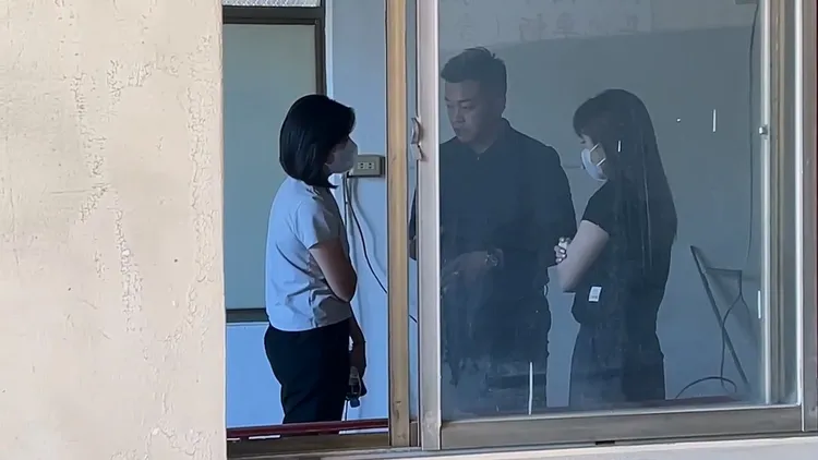 林依婷與母親趕赴殯儀館處理後事。翻攝畫面