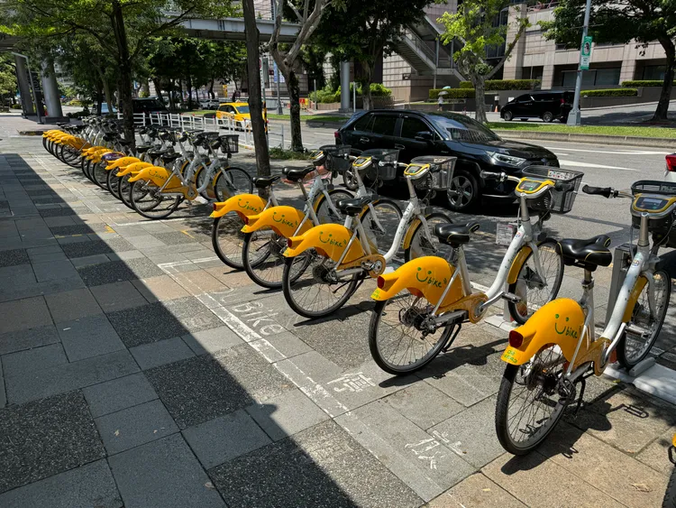 民眾騎乘YouBike遇萬安演習，需停靠路邊配合疏散。壹蘋新聞網攝