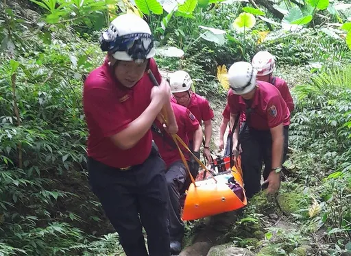 龙潭小竹坑步道登山客摔伤腿　警消以担架抬下山就医