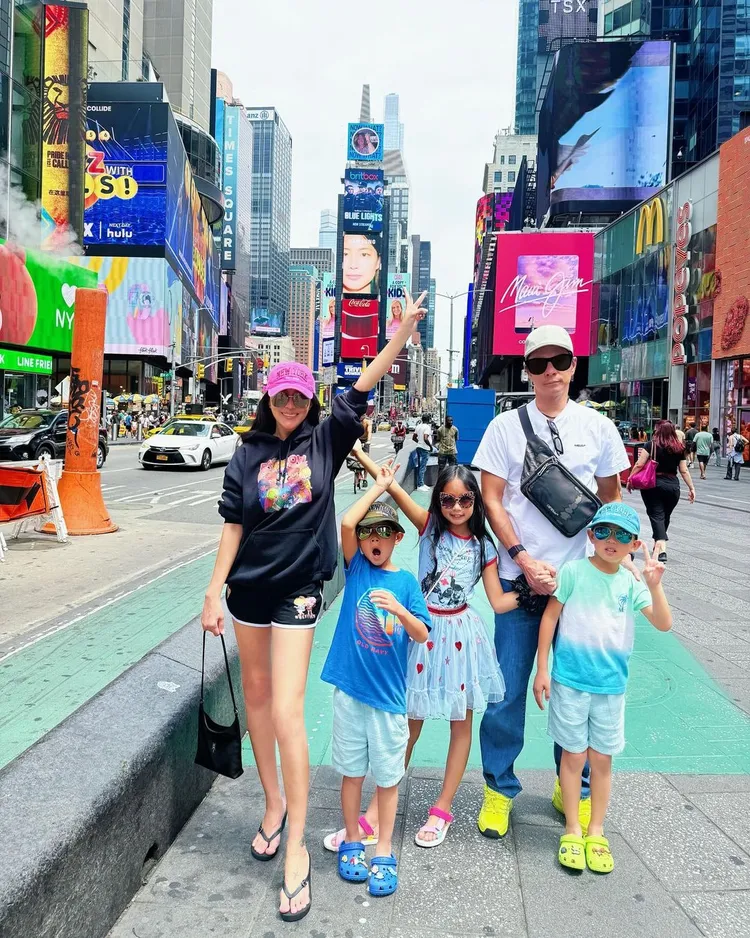 關穎（左）早先和老公帶著家中3個小孩到美國過暑假。翻攝關穎IG