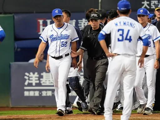 大場面來了!陳金鋒火爆衝進場內 張育成也參戰和兄弟洋投對罵