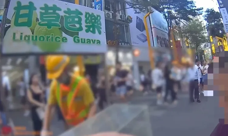 芭樂攤被毀，環保局人員進行善後。警方提供