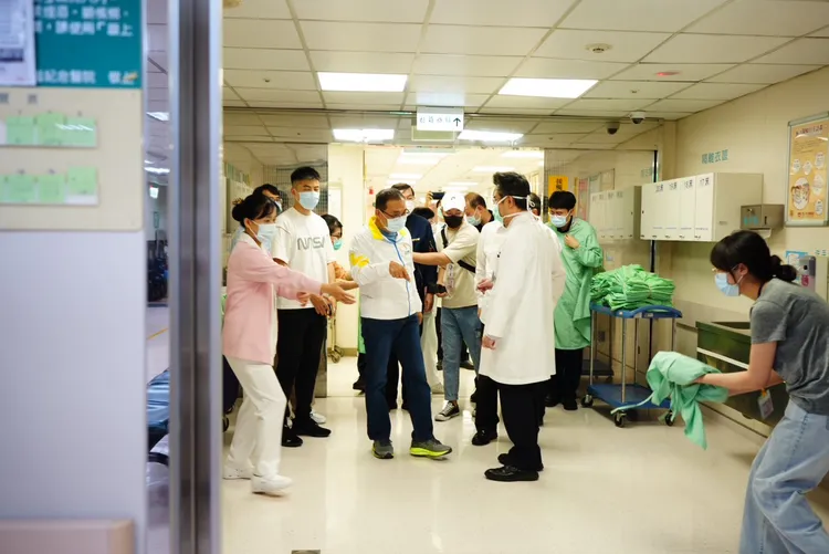 侯友宜上午前往馬偕醫院探視。警方提供