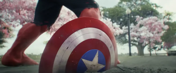 紅浩克砸盾牌。翻攝MarvelTW YouTube