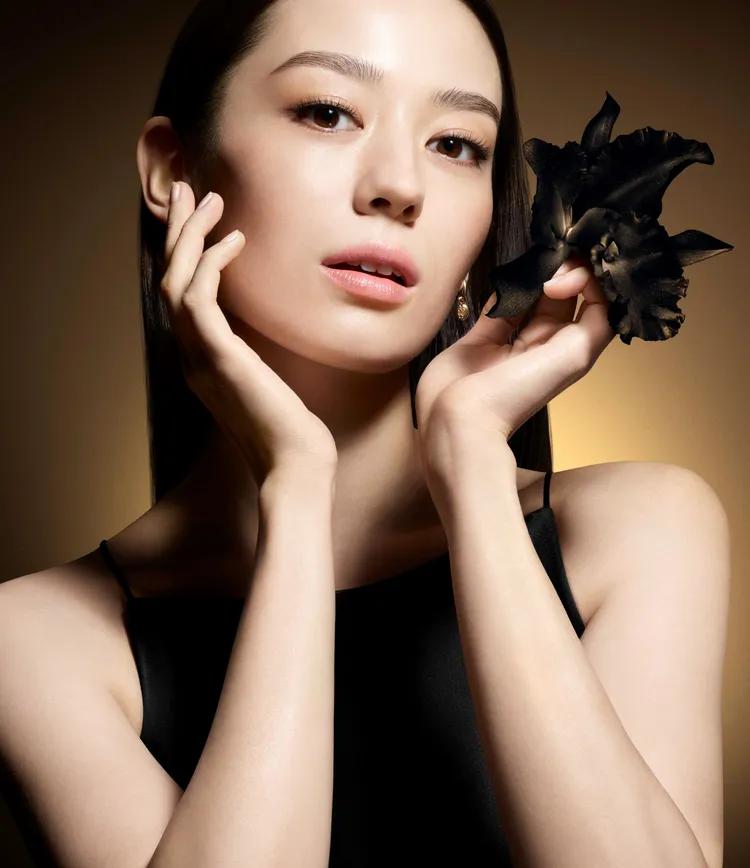 鋼琴家郎朗的妻子、鋼琴家吉娜愛麗絲（Gina Alice）是嬌蘭的黑蘭鑽形象大使。品牌提供