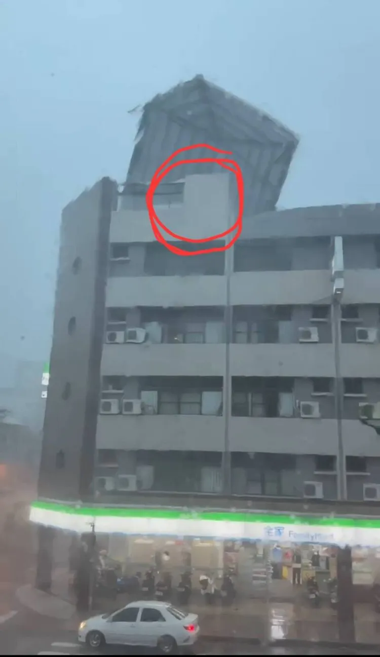 大樓頂掉落的女兒牆。翻攝畫面