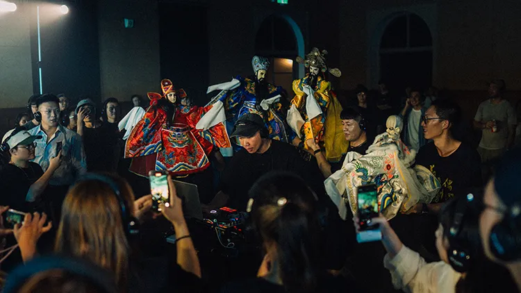 不容錯過的池畔之夜！8/10七夕之夜，台南遠東香格里拉舉辦的《夏日池畔派對》將有VOGUE、ELLE等時尚品牌指名合作的「民生電氣 Minelectro Inc.」駐點演出，帶給你前所未有的派對聽覺。業者提供