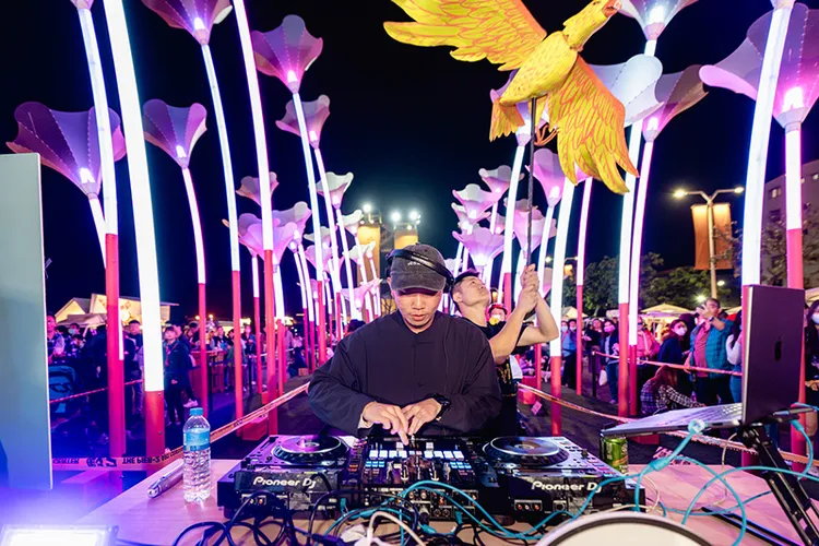 風靡於大港開唱、浪人祭等各大音樂祭的超人氣DJ－民生電氣，將於8/10七夕情人節當天，在台南遠東香格里拉盛大演出，DJ Litro領銜致獻，現場帶來系列放鬆曲風。業者提供