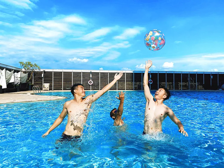 台南遠東香格里拉邀你在8月10日，一同於府城最高樓的泳池畔，來場沁涼水意的「夏日池畔派對」，當天將有超人氣DJ「民生電氣」全場駐點、正宗南洋風派對料理。業者提供