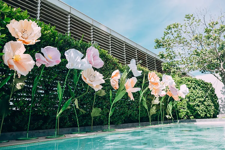 台南遠東香格里拉，因應8/10《夏日池畔派對》特別打造花朵系戲水區、叢林打卡佈景與綠草皮地設計，還有迷你酒吧餐車駐點，還有多種餐食、飲品，讓顧客兌換選購。業者提供