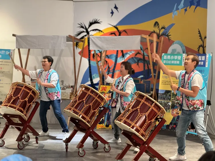 鎮興里戰鼓隊氣勢磅礡展現客家精神。客家局提供