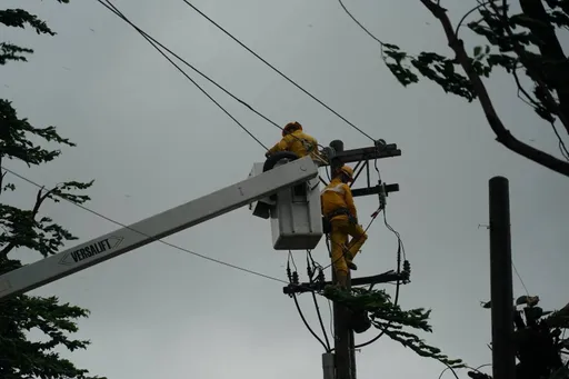 強颱凱米釀高雄一度近3萬戶停電　台電冒雨搶救！仍7千多戶搶修中