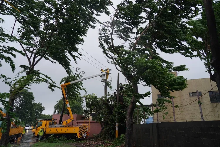 台電員工全力搶修復電。台電提供