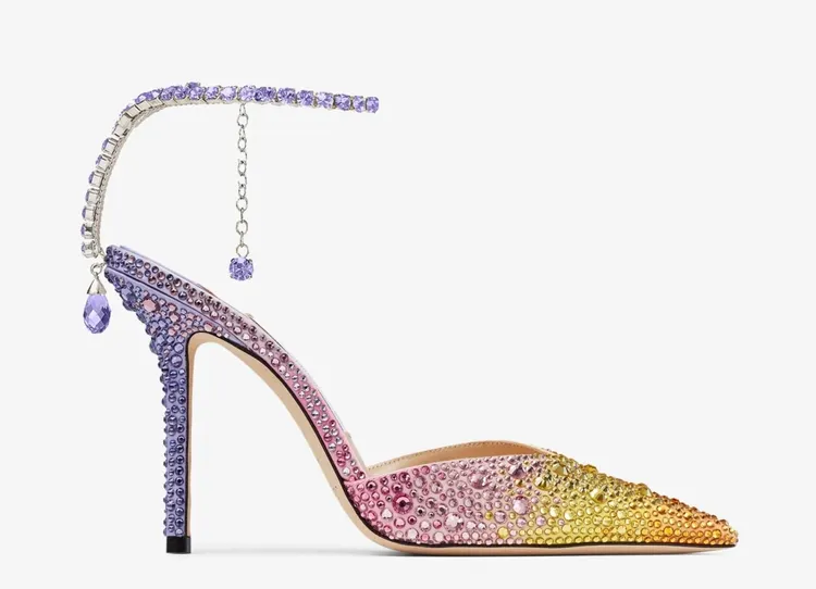 SAEDA 100水晶飾夕陽色混色緞面高跟鞋，8萬3800元。品牌提供