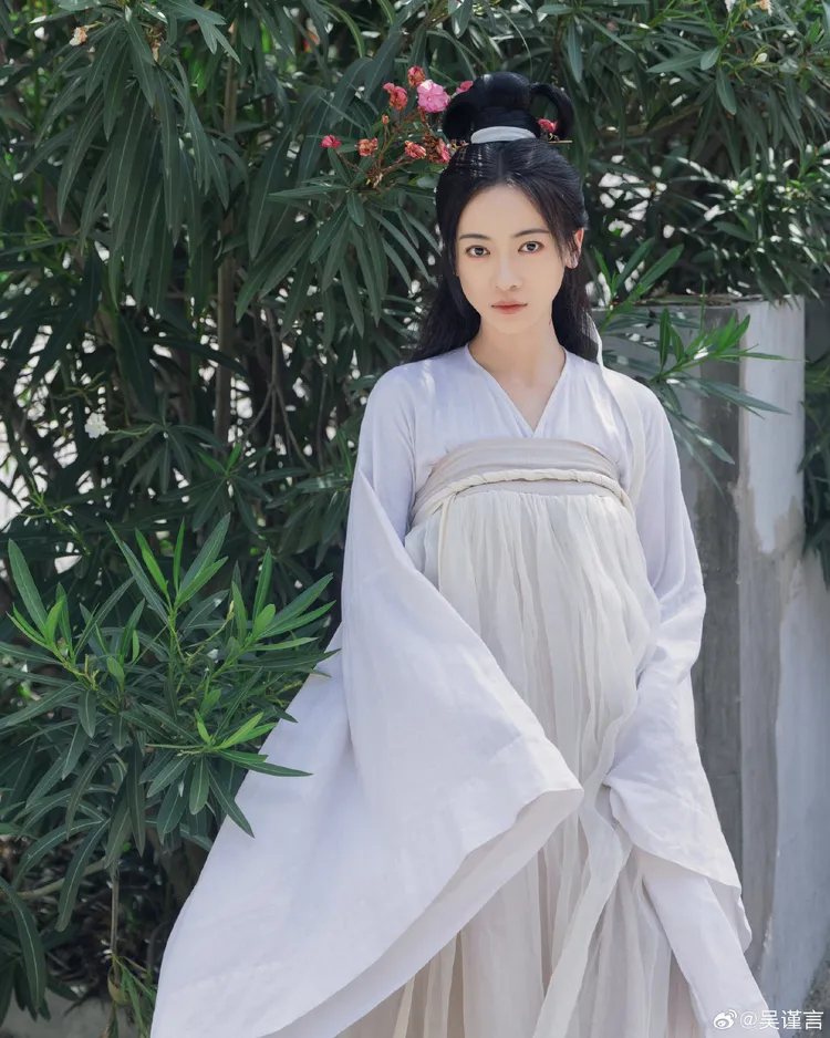 吳謹言也曾受邀演小龍女，但因為公司另有安排婉拒。翻攝吳謹言微博