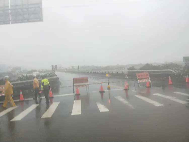 台22線16K+500大樹區里嶺大橋實施預警性封閉。公路局提供